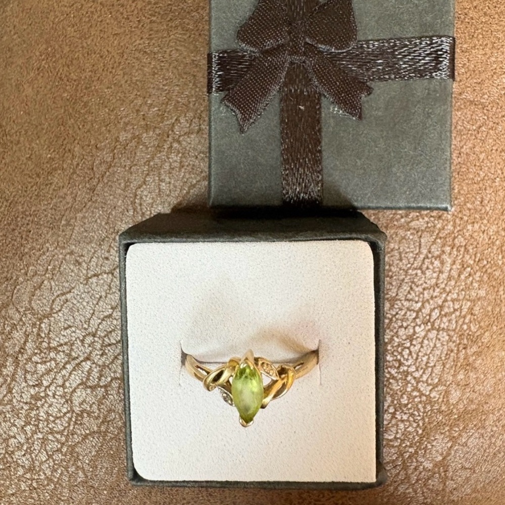 Elegant 14k Yellow Gold Peridot Gemstone and Diamond Ring